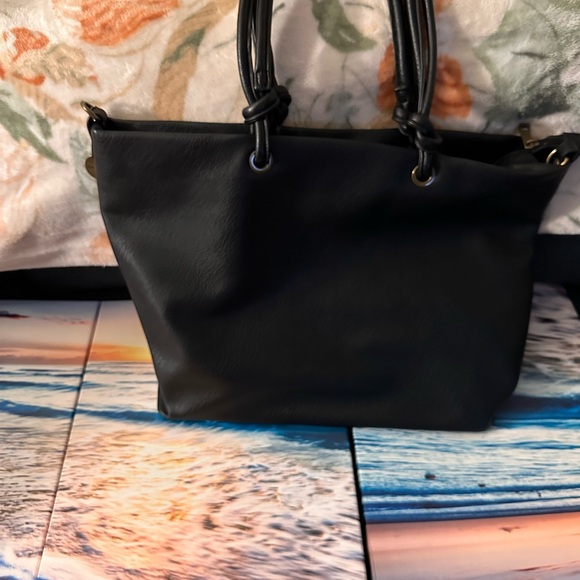 Chic Black Leather Tote Bag - Picture 8 of 9